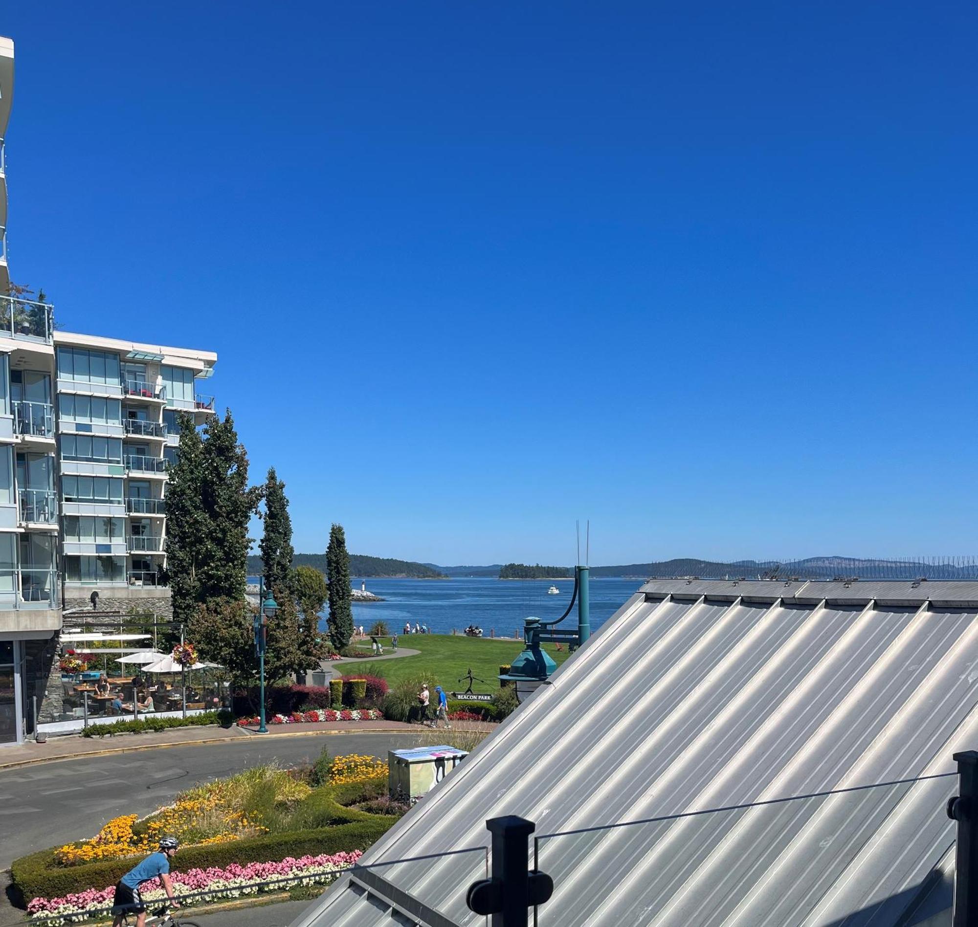 Sidney Waterfront Inn & Suites Exterior photo