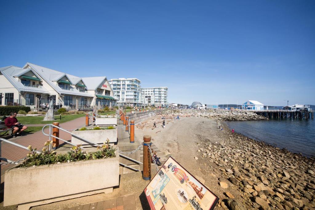 Sidney Waterfront Inn & Suites Exterior photo